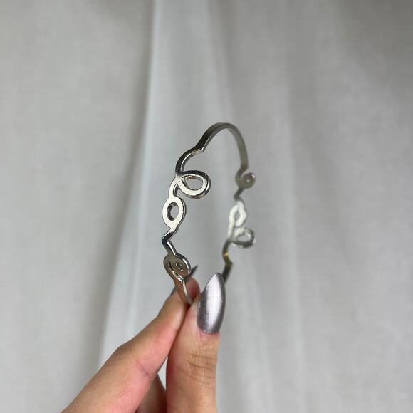 💕 NWOT Silver Tone LOVE Cursive Bangle Bracelet Size OS One Size - Picture 9 of 16